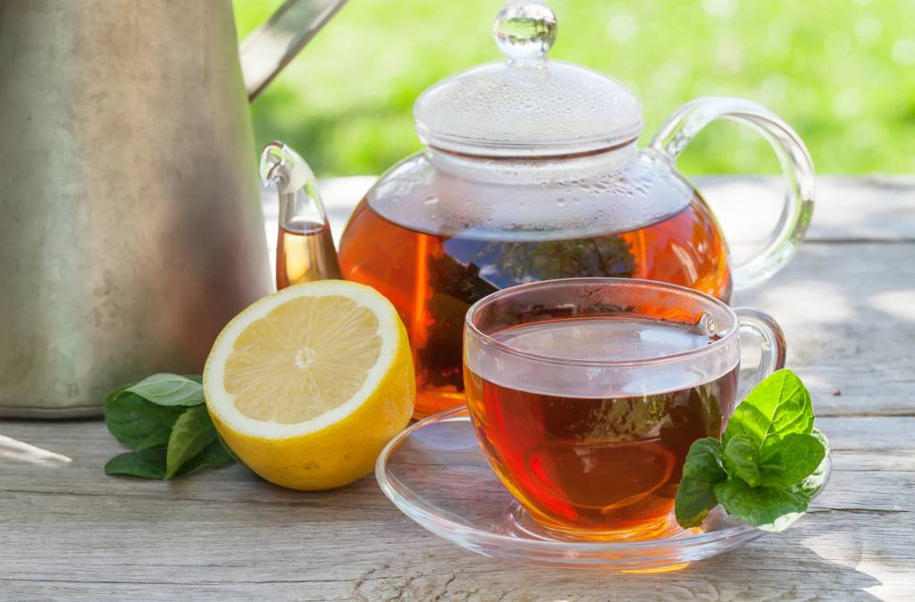Ароматный чай с лимоном: чем он полезен и вреден? интересные сведения о любимом напитке, а также о его пользе и вреде