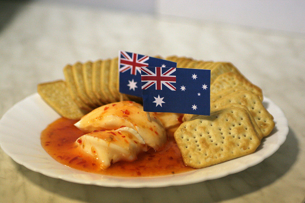 Национальная австралия: государственный язык, флаг и его цвета, валюта, традиционная кухня, блюда и еда, какое животное обитает тут и является эмблемой герба