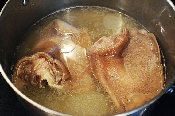 Чем полезны свиные уши для организма человека, их химический состав Рецепты приготовления деликатесного продукта Вред и противопоказания