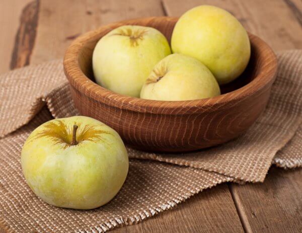 Польза яблок, калорийность яблок, противопоказания, как выбрать и хранить яблоки.