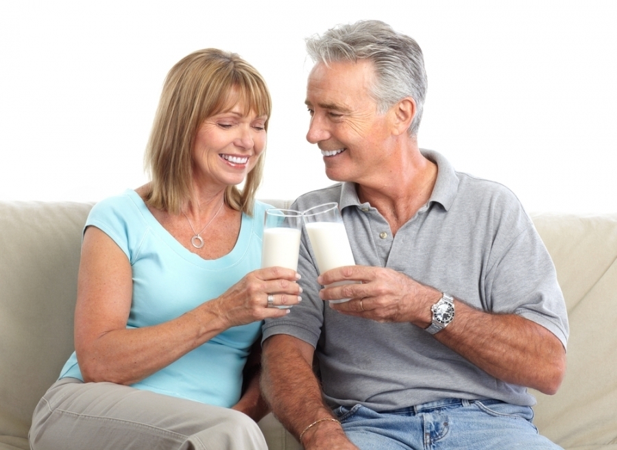 Молоко после 50 лет: польза и вред, состав, витамины, рекомендации и советы по употреблению. сколько можно пить молока в день после 50 лет мужчинам и женщинам?