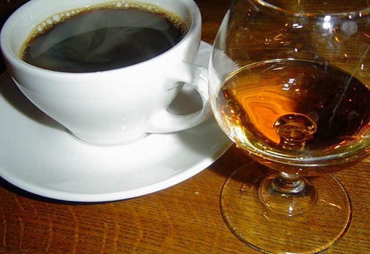 Кофе с коньяком – благородный напиток на французский манер