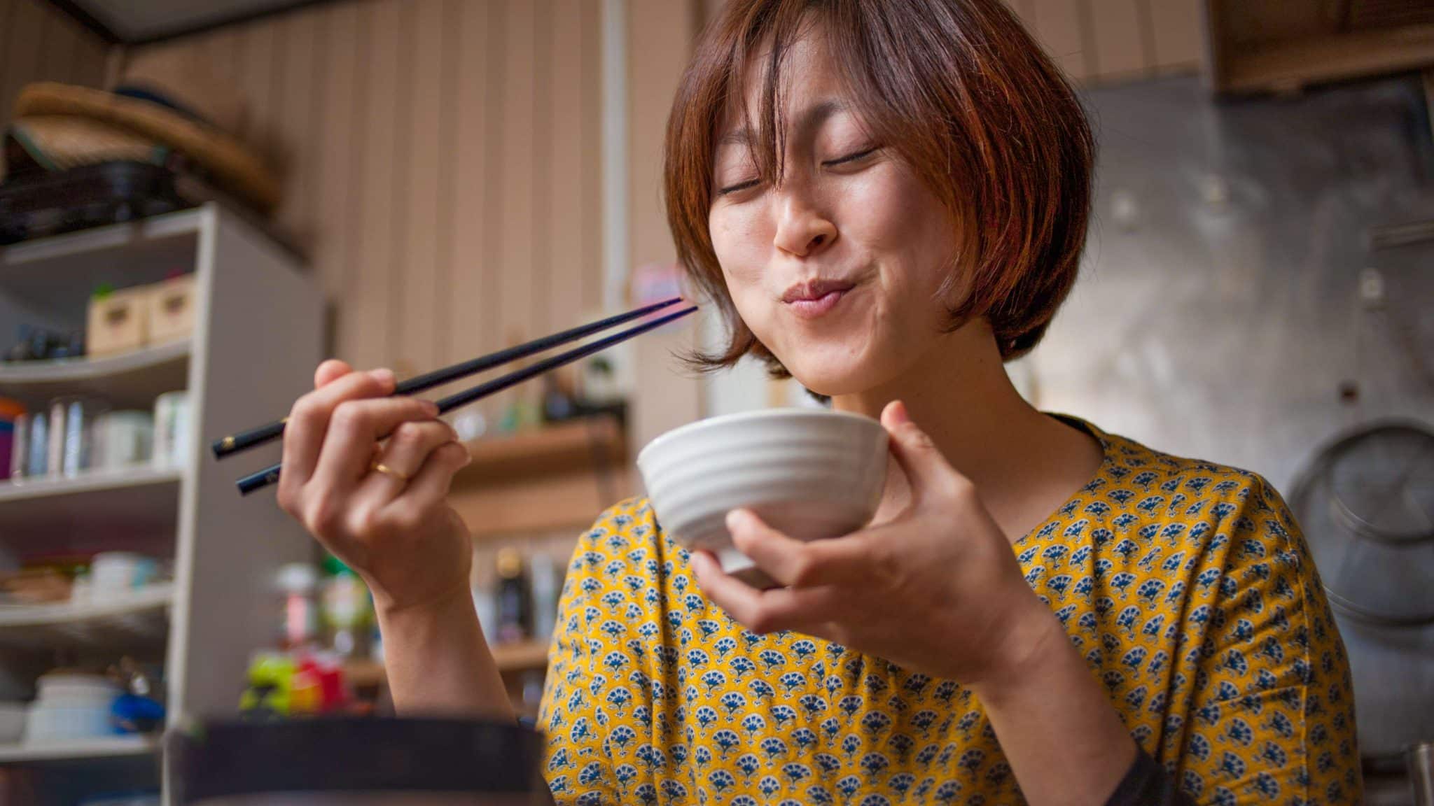 Описание традиционных продуктов и еды Японии, а также полезные и опасные свойства японской кухни и красочные фотографии блюд