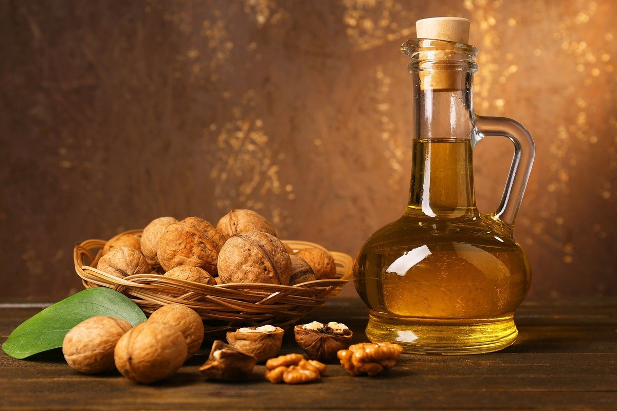 Масло грецкого ореха: полезные свойства и применение