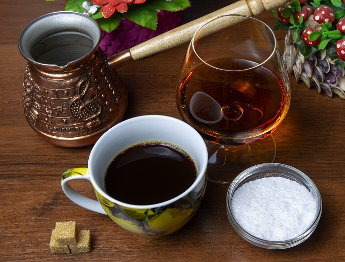 Как приготовить молотый или растворимый кофе с перцем и какой лучше использовать — красный чили или черный?