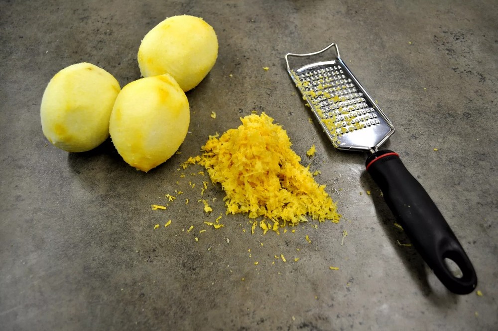 Лимонная цедра: что это, как сделать и хранить, состав, полезные свойства, польза и вред лимонной кожуры, противопоказания, рецепты