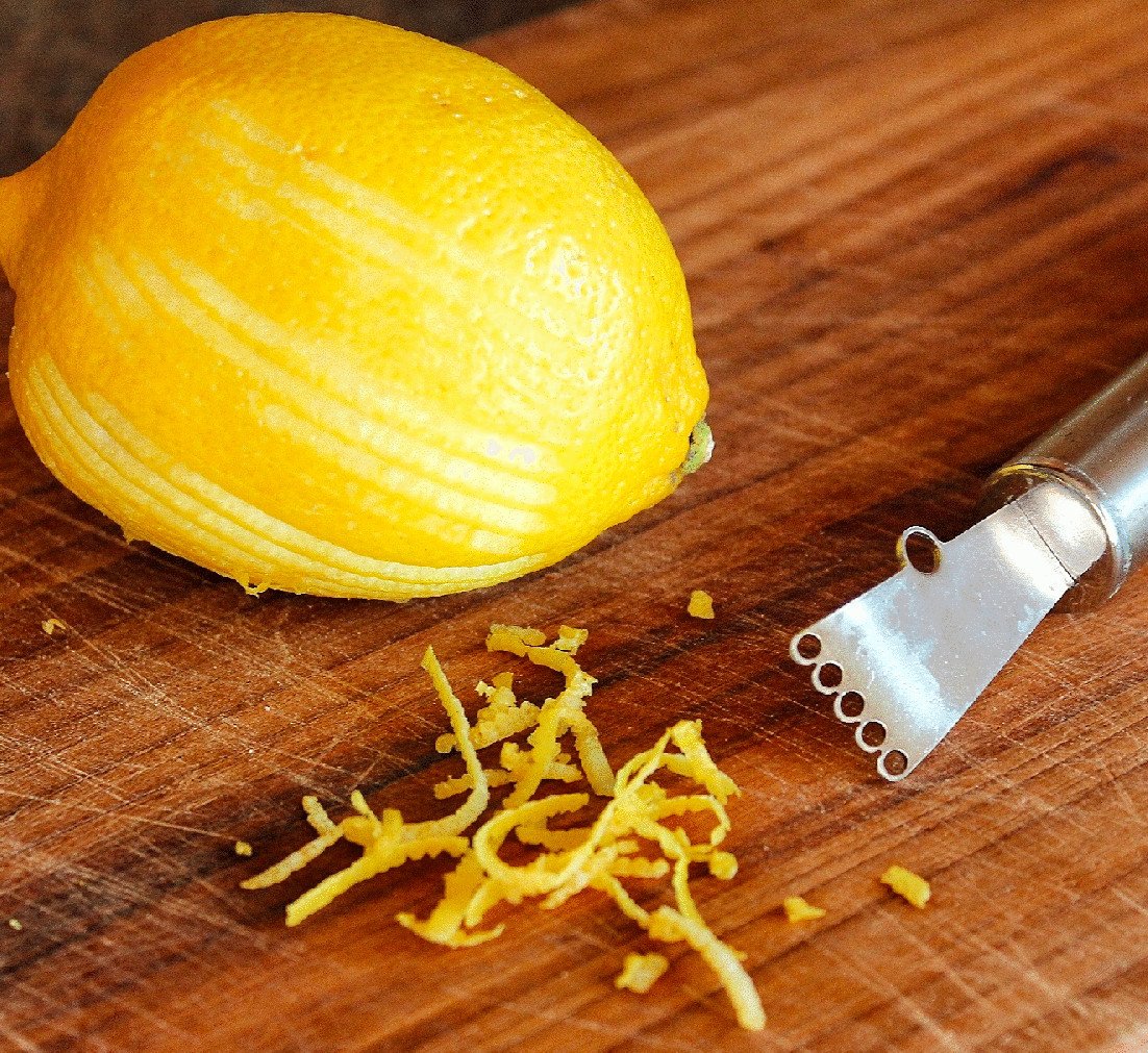 Цедра лимона: что это такое, можно ли есть шкурку и каковы её свойства, а именно польза и вред, как получить, чем снять и натереть корку, а также фото кожурыдача эксперт