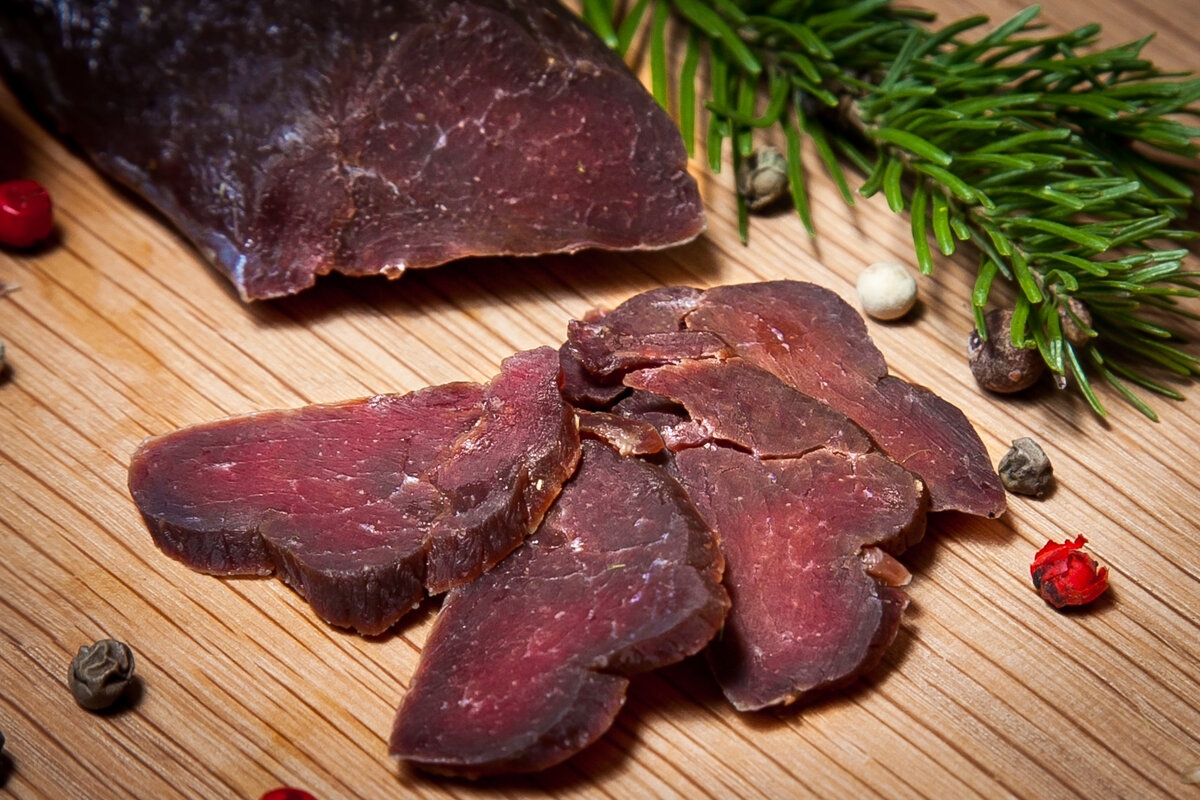 Вяленое мясо в питании: виды, польза, противопоказания