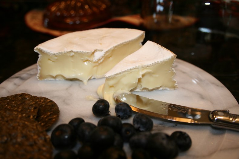 Камамбер (camembert) — состав, калорийность сыра, польза, вред, вино к сыру — cheezu