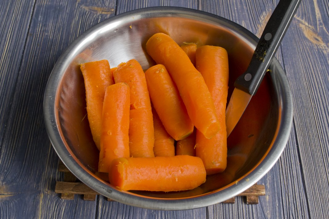 Калорийность и бжу вареной и сырой моркови на 100 грамм, польза, применение в похудении