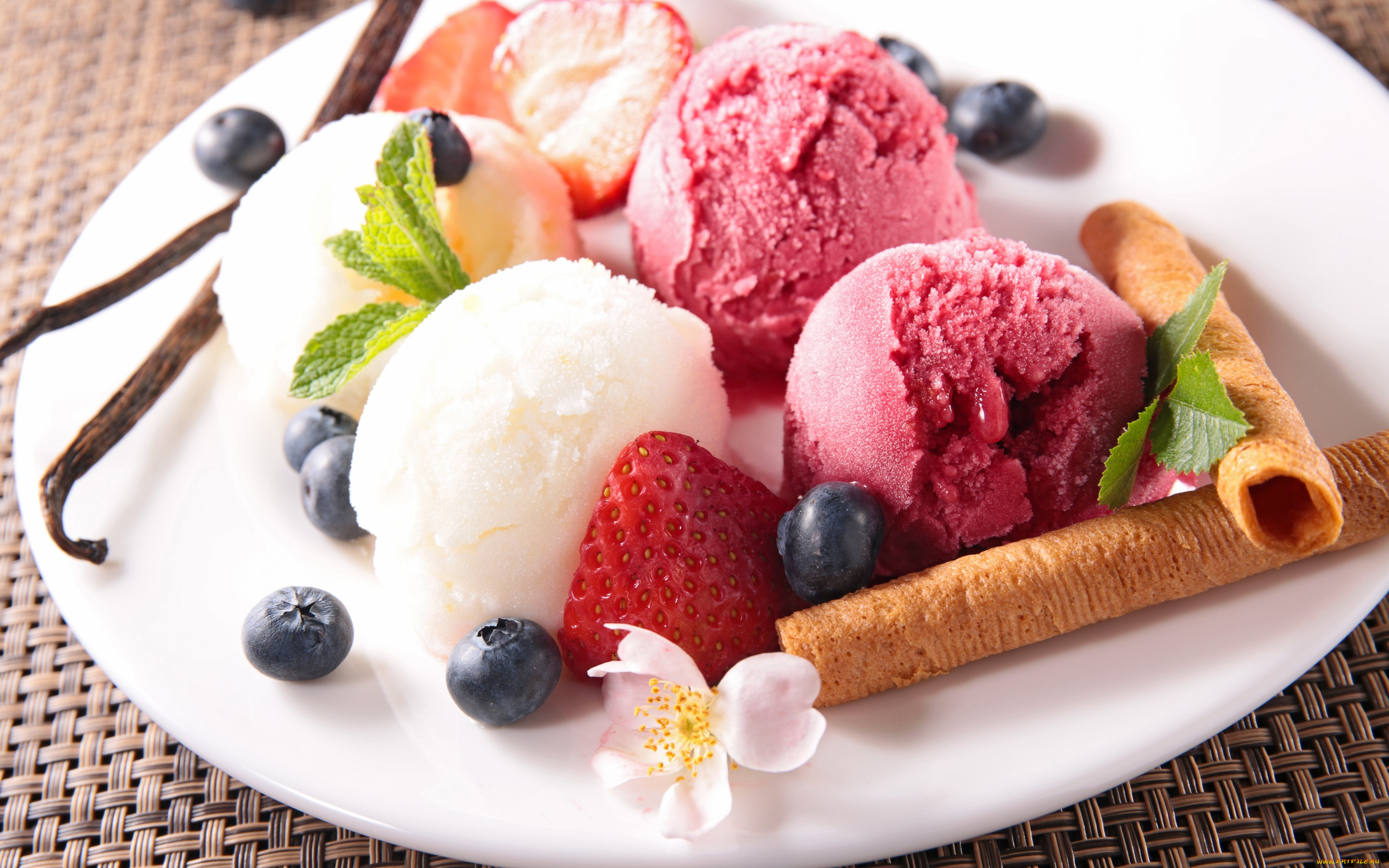 Польза и вред мороженого: как выбрать десерт в магазине и приготовить дома, сколько в нем калорий, в каких ситуациях мороженое оздоравливает, а когда от него лучше отказаться