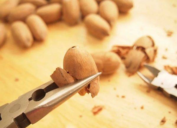 Как чистить фундук и грецкие орехи за несколько секунд?