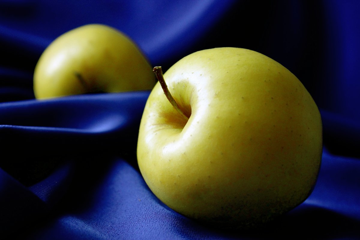 Сколько калорий в 1 яблоке – зеленом, красном, голден 100 г