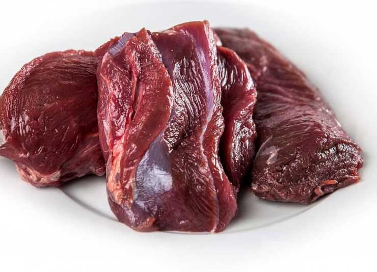 Польза мяса оленя: какие разновидности продукта существуют, по каким параметрам выбирать, что входит в химический состав Можно ли употреблять сырым, противопоказания