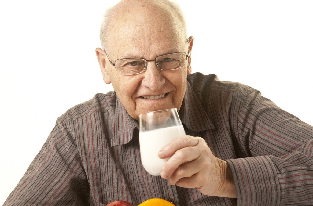 Молоко для пожилых людей