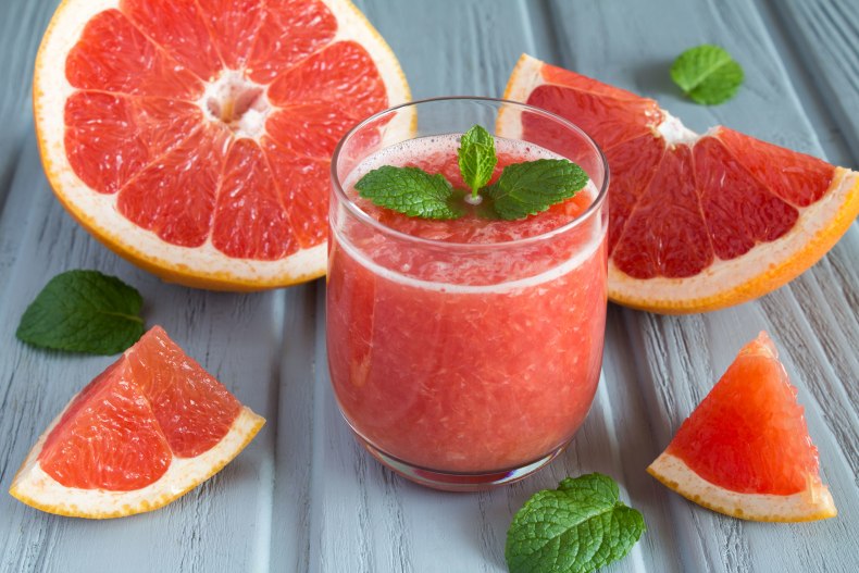 Свежевыжатый грейпфрутовый сок: польза и вред для здоровья