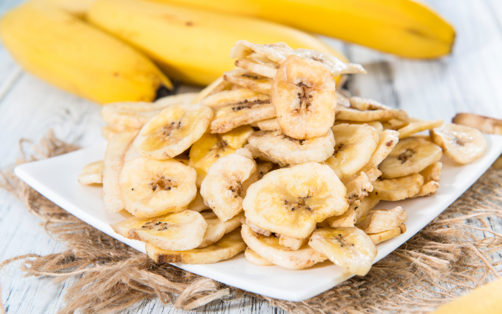 Польза и вред банановых чипсов, доступные рецепты для их приготовления в домашних условиях, разные способы термической обработки