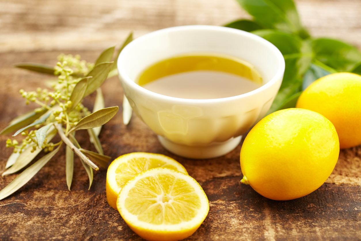 Лимон и растительное масло. Лимоны маслом. Масло оливковое с лимоном. Оливковое масло и лимонный сок. Сок лимона.