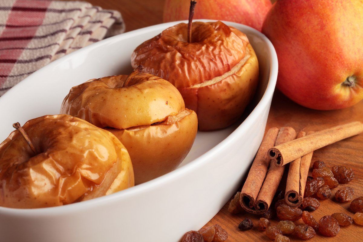 Печеные яблоки: калорийность на 100 г и в 1 штуке, с сахаром или медом и без добавок, польза и вред