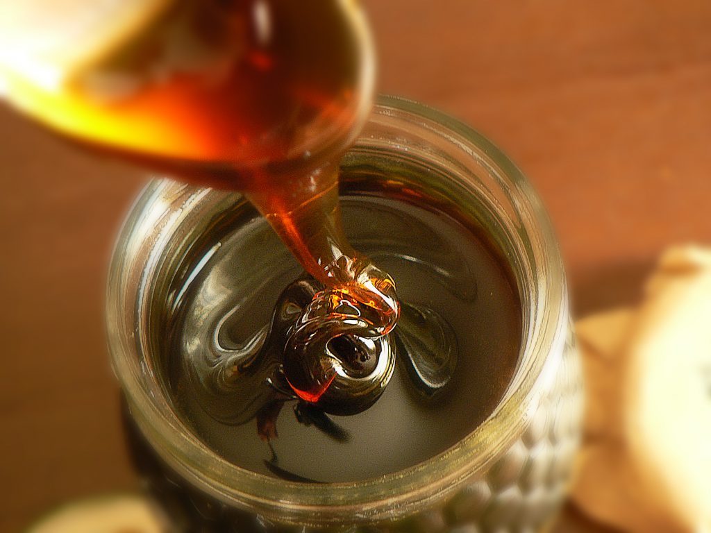 Падевый мед: что это такое, польза и вред, как отличить, противопоказания