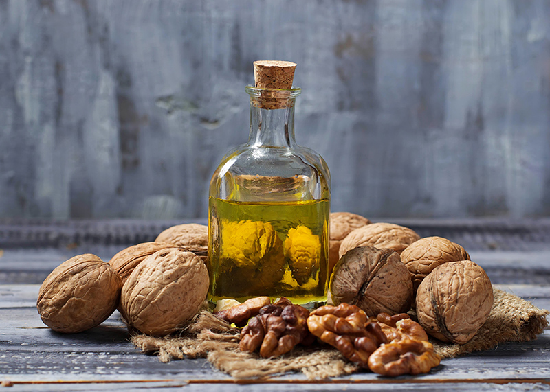 Всё про масло грецкого ореха, его химический состав, пищевая ценность, наличие витаминов и минералов, применение в кулинарии и косметологии