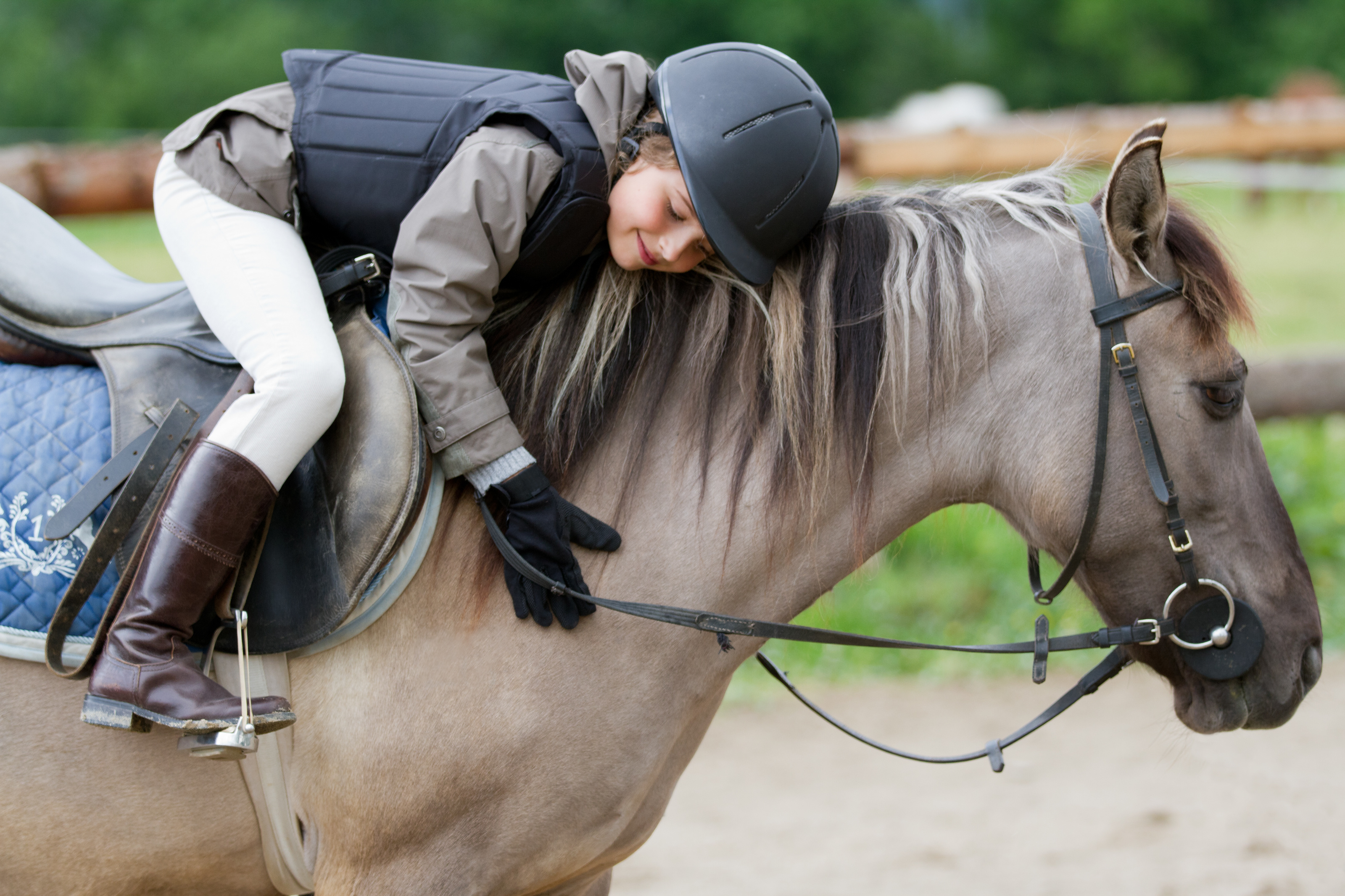 Полезные свойства верховой езды на лошадях для детей, мужчин и женщин, возможный вред и противопоказания, занятия иппотерапией, экипировка и основы безопасности
