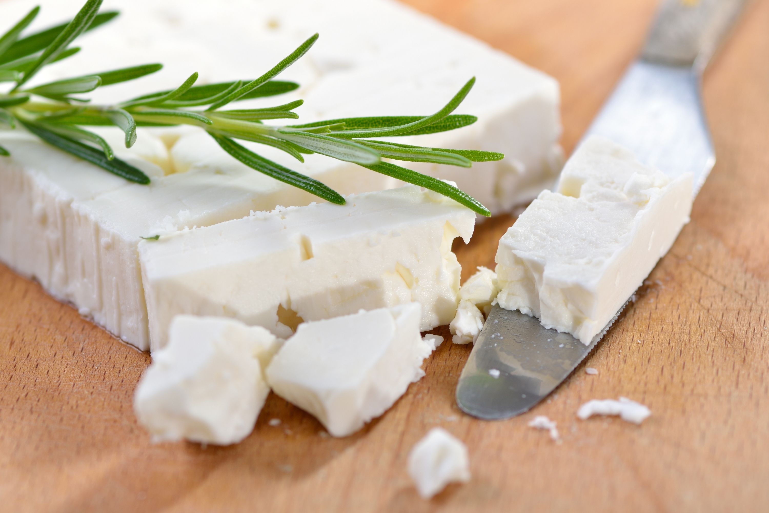 Сыр фета — полезные свойства и вред | польза и вред