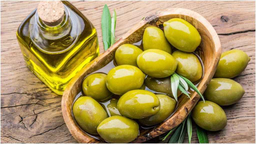 Чем отличаются оливки от маслин? что из них полезнее?
