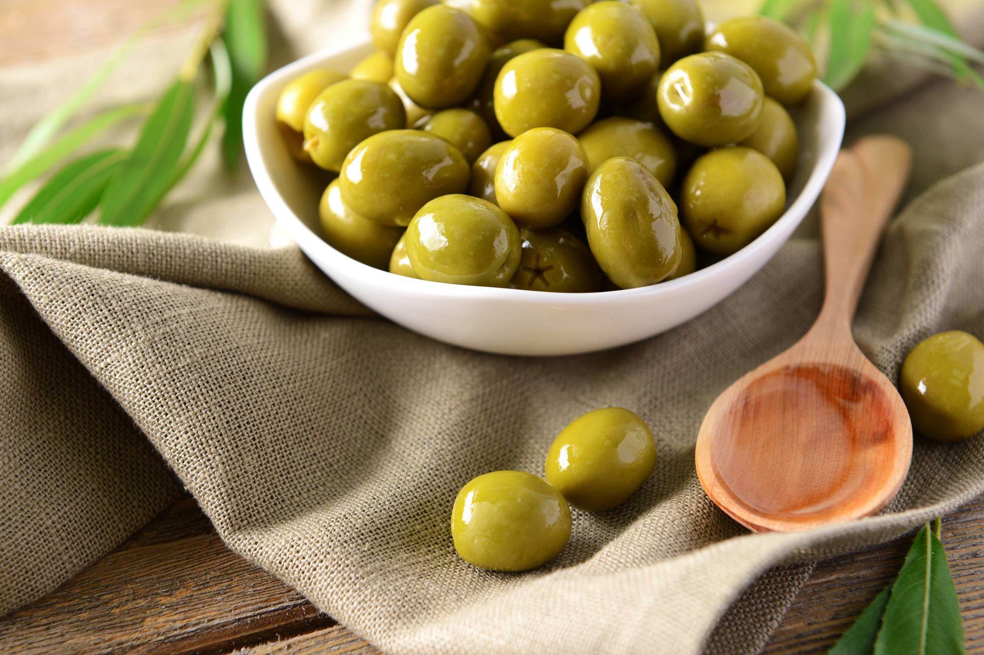 Чем отличаются оливки от маслин и что полезнее?