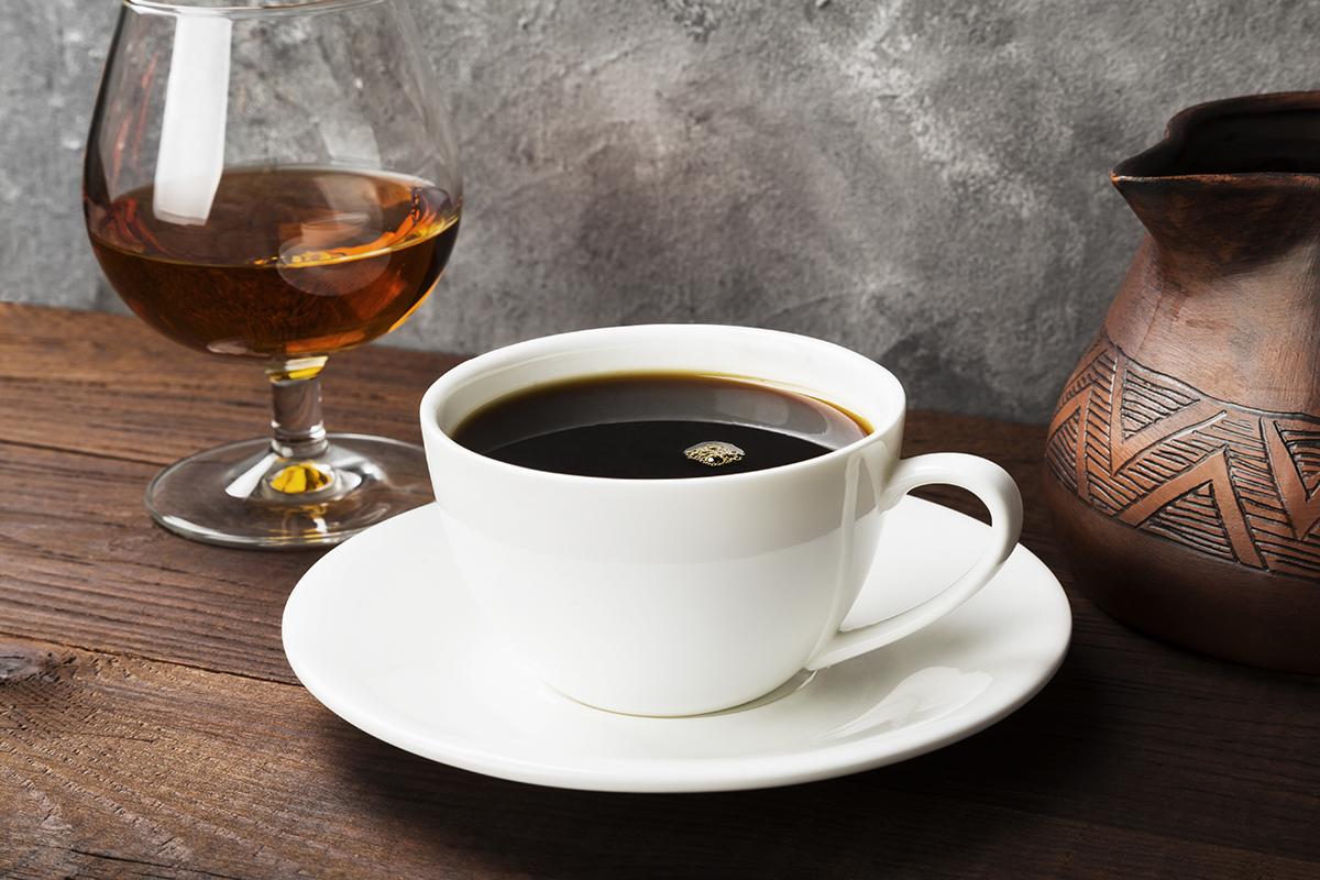 Кофе с коньяком: рецепты, как пить, действие на организм