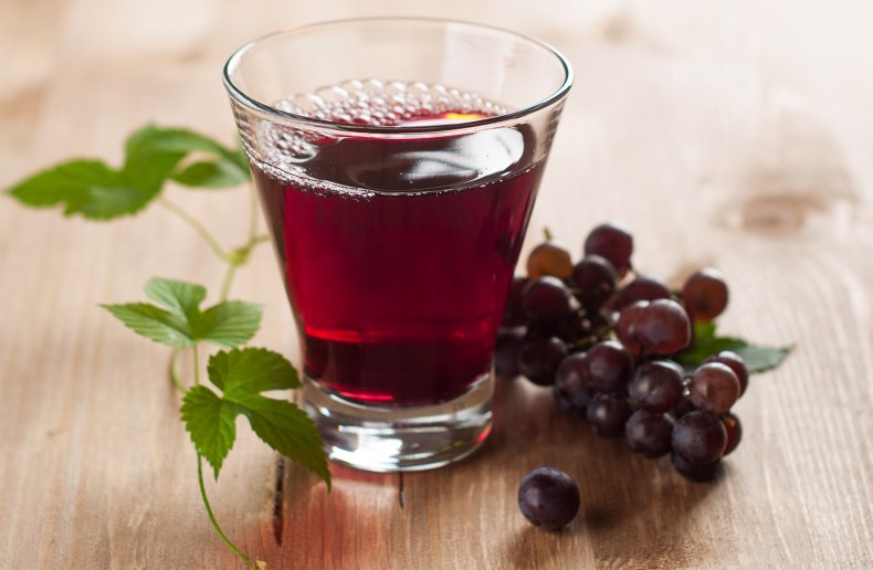Можно пить виноградный сок. Виноград сок. Сок красный виноград. Виноградный сок арт. Сок из темного винограда.