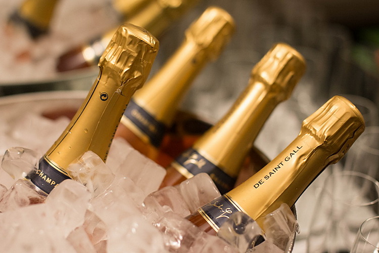 Полная история возникновения шампанского во всем мире