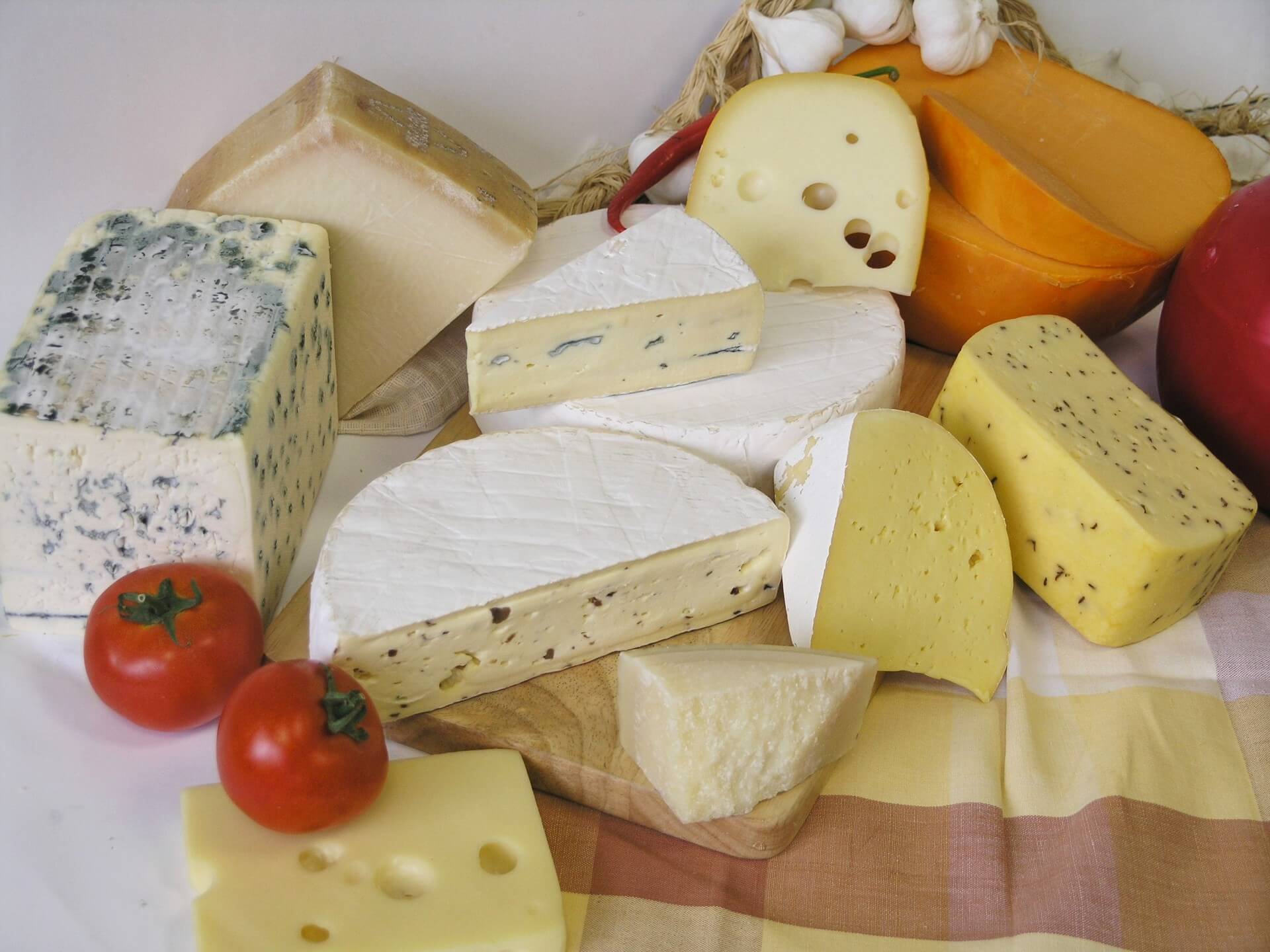 Сыр голландский: бжу (содержание белков, жиров, углеводов), калорийность, питательная ценность и польза