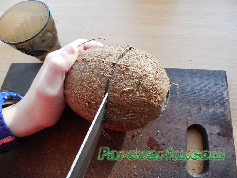 Как открыть кокос: как вскрыть в домашних условиях, чем расколоть кокосовый орех, как разбить без молотка, как почистить легко и правильно разрезать мякоть?