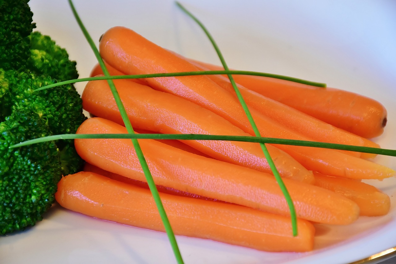 Тушеная, сырая и вареная морковь: польза и вред для организма человека