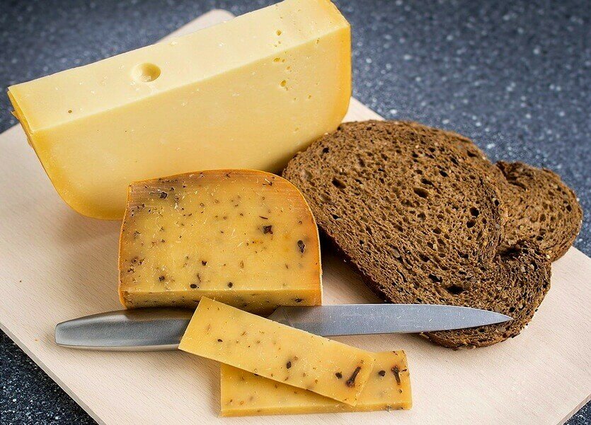 Состав голландского сыра: какие витамины и минералы содержит, как действует на организм, правила выбора и хранения Возможные противопоказания и вред