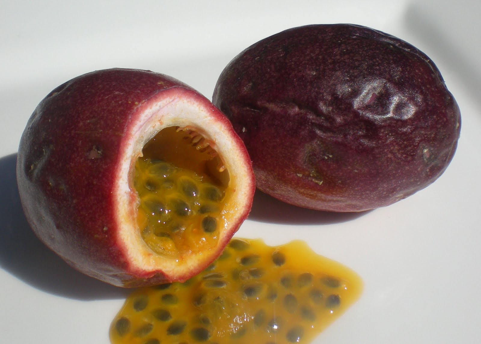 Маракуйя: что это за фрукт, где и как растет, полезные свойства, вред