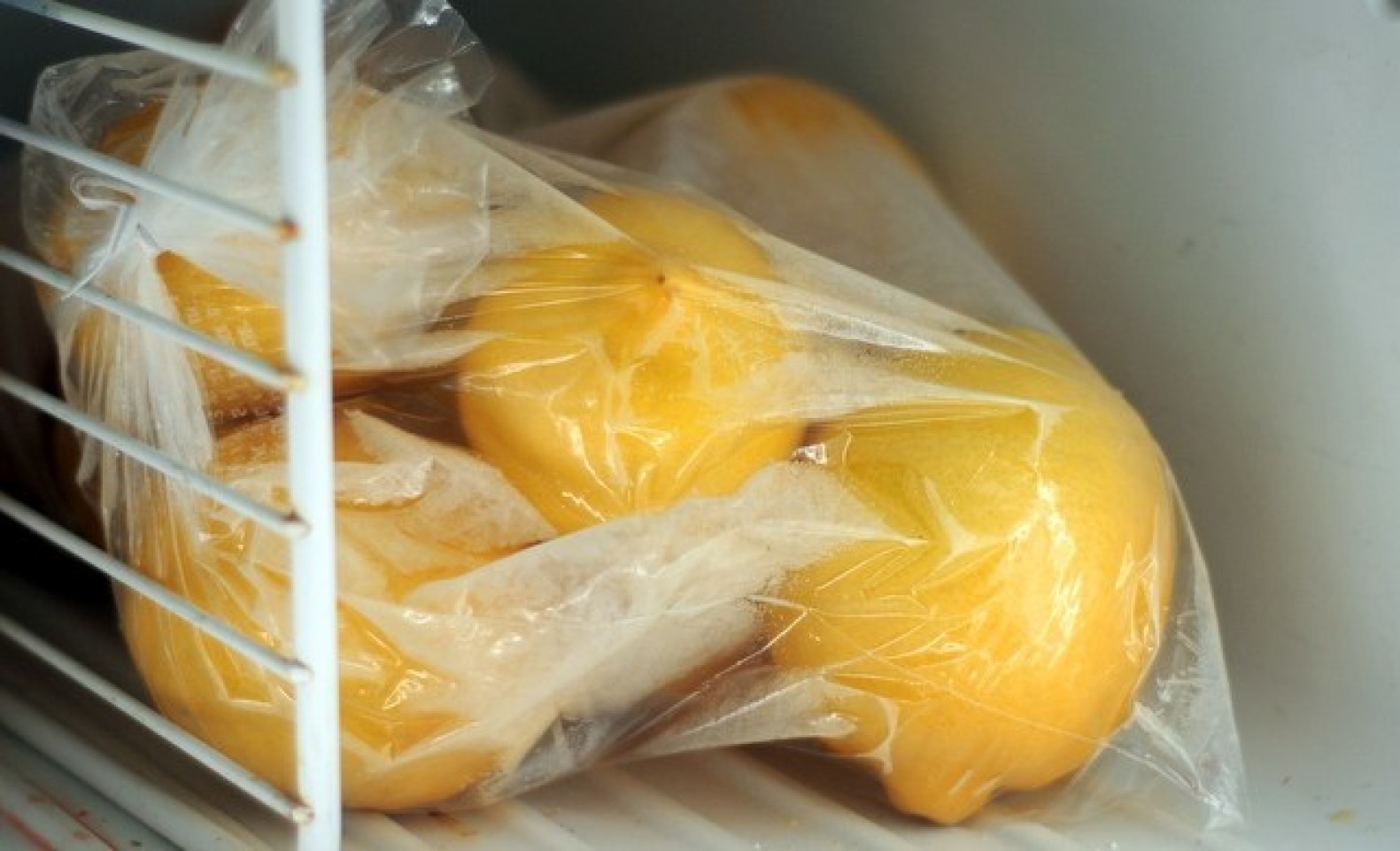 Замороженный лимон полезнее свежего! прочитав это, сразу отправила 1 килограмм в холодильник.