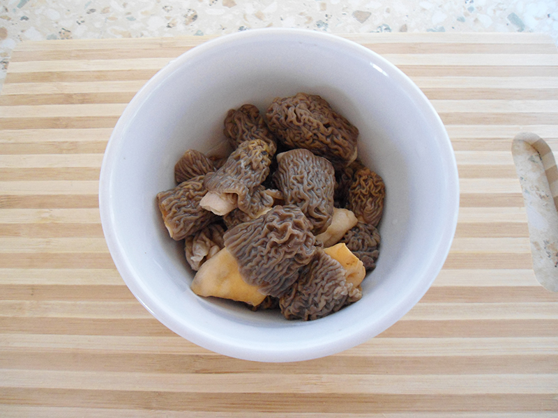 Первые грибы сморчки и строчки: как отличить и что приготовить?