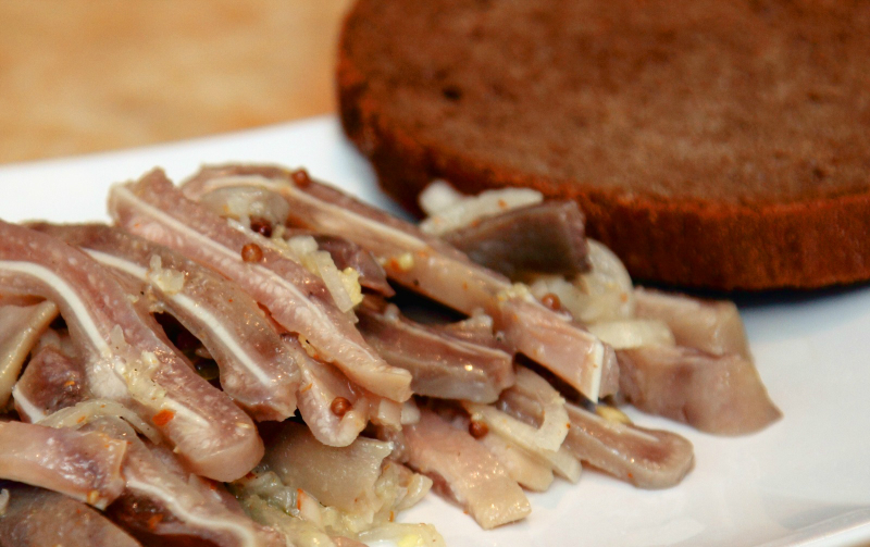 Как вкусно приготовить свиные уши: кулинарные способы и хитрости