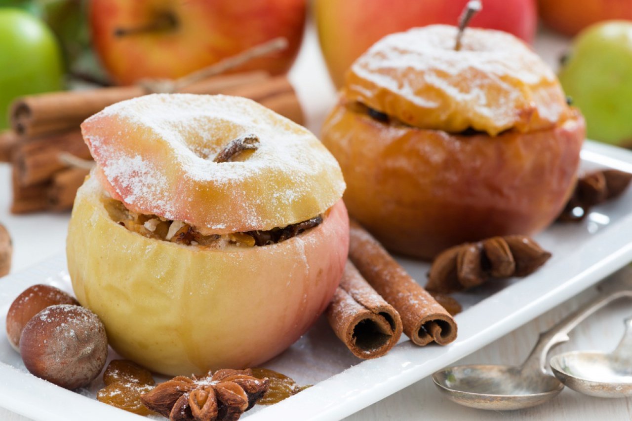 Калорийность печеных яблок и их польза для организма. сколько калорий в печеном яблоке с разными добавками? запеченное яблоко с медом калорийность
