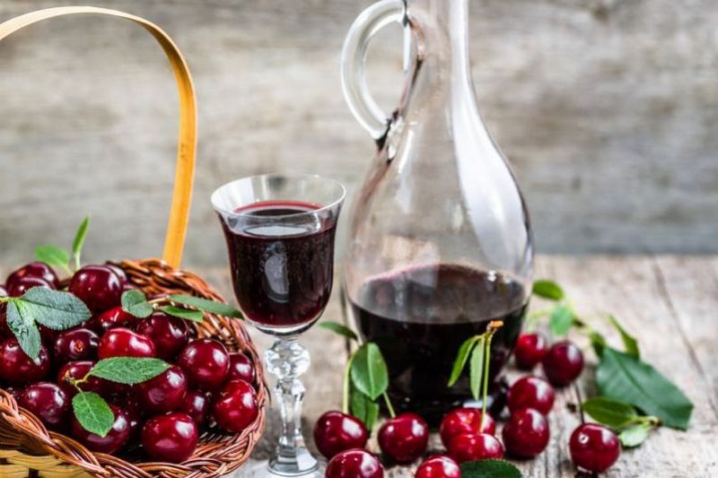 Настойка спиртовая на вишне: лечебные свойства и противопоказания
